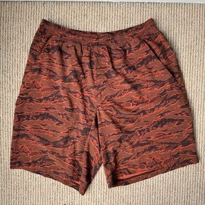 *SOLD* LULULEMON Men’s Pace Breaker Shorts Orange Camo 9” Inseam Size Medium